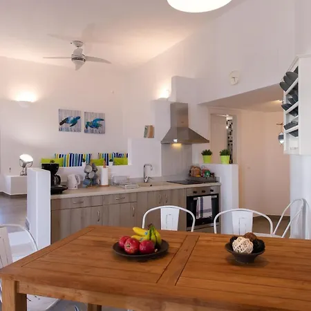 Dom wakacyjny Grey House Exámbela