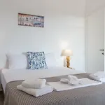 Semesterbostad Grey House *
