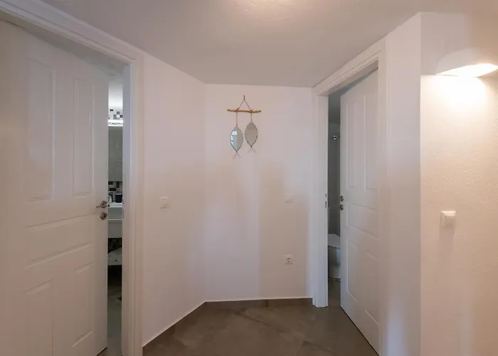 Semesterbostad Grey House